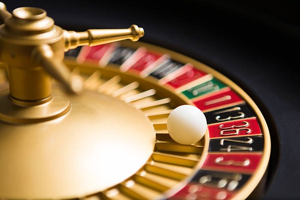Dealer revealing community cards on kompas live table